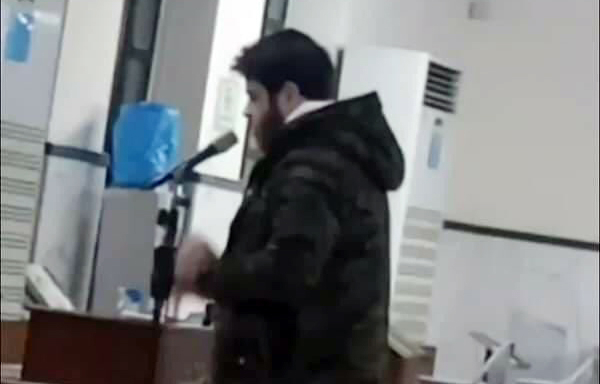 أدهم النابلسي يؤم المصلين في صلاة العشاء (فيديو)